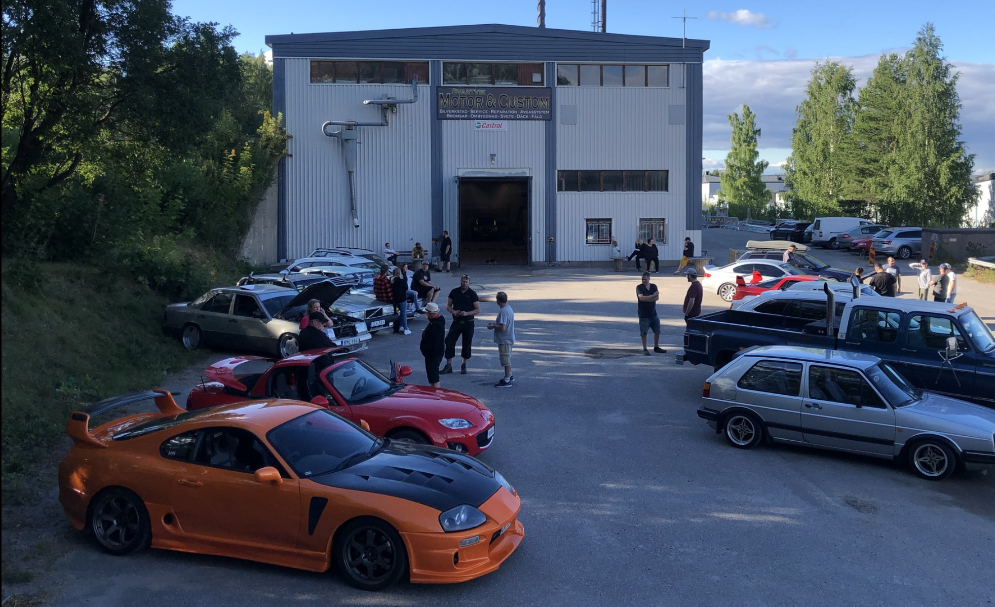 Motor & Custom Bilverkstad i Sundsvall & Njurunda - En Bilmekaniker med kunden i fkous